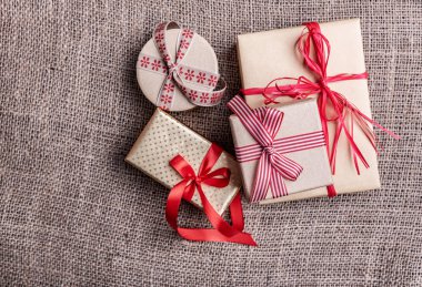 Burlap arka planda hediyeler ile Noel kutuları.