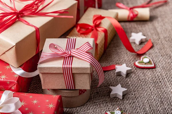 Kerst dozen met geschenken op jute achtergrond. — Stockfoto