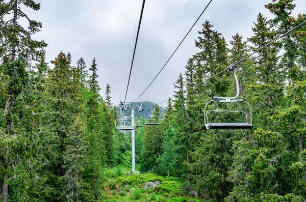 Ski lift in the mountains. — Stock Photo, Image