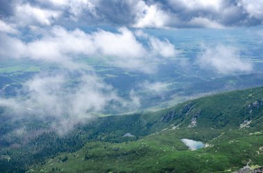 Kayalık yaylalarda sis.