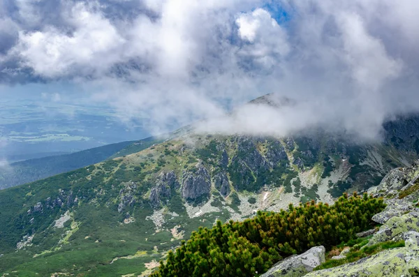 Kayalık yaylalarda sis.