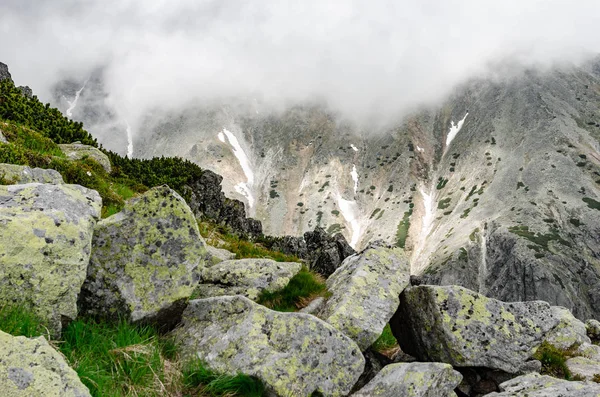 Niebla en las tierras altas rocosas . —  Fotos de Stock