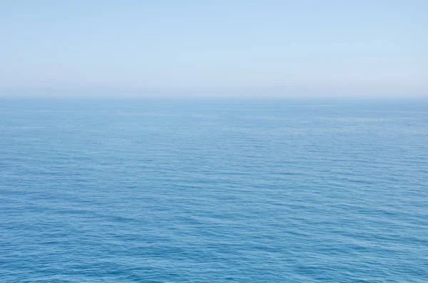 Спокойное синее море в летний день . — стоковое фото