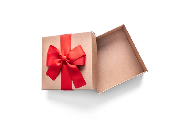 Χρυσό κουτί δώρου με κορδέλα απομονωμένη σε ένα λευκό. — Φωτογραφία Αρχείου