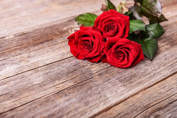 木制底座上的红玫瑰 — 图库照片
