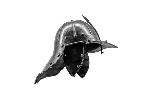 Stará železná rytířská helma na bílém pozadí. — Stock fotografie