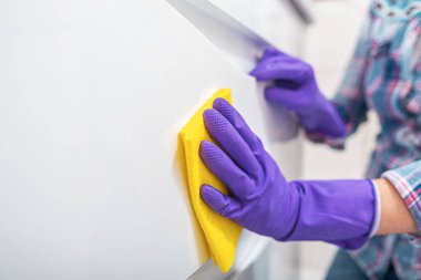 Banyoyu temizliyorum. Bir kadın banyoda mobilyaları temizliyor..