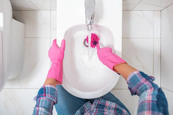 Женщина чистит туалет. . — стоковое фото