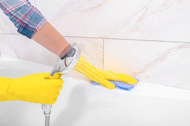 Bir kadın banyoyu yıkıyor..