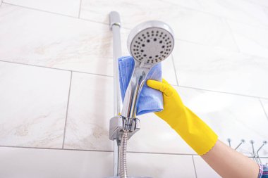 Bir kadın banyoyu yıkıyor..