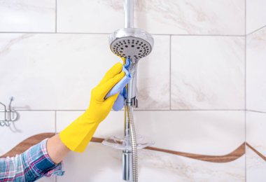 Bir kadın banyoyu yıkıyor..