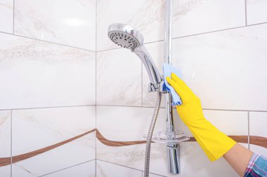 Bir kadın banyoyu yıkıyor..