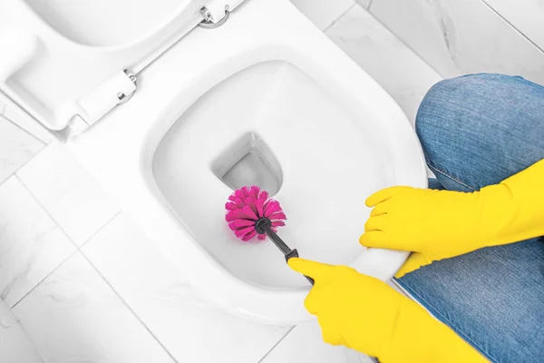 화장실 청소를 하는 여자. — 스톡 사진