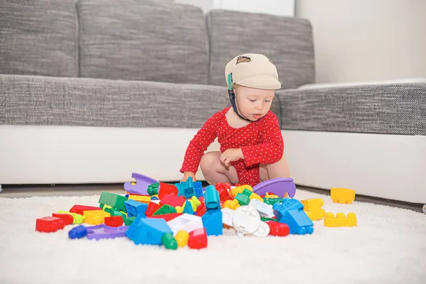 Çocuk kız çok renkli oyuncak blokları ve küplerle oynuyor. — Stok fotoğraf