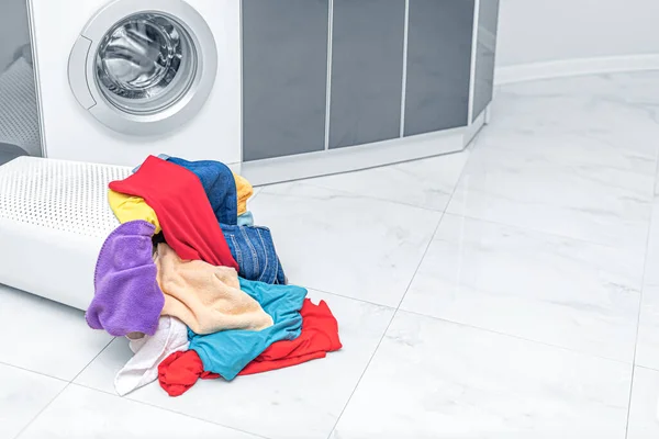 Çamaşır makinesinin arka planında keten olan sepet.. — Stok fotoğraf