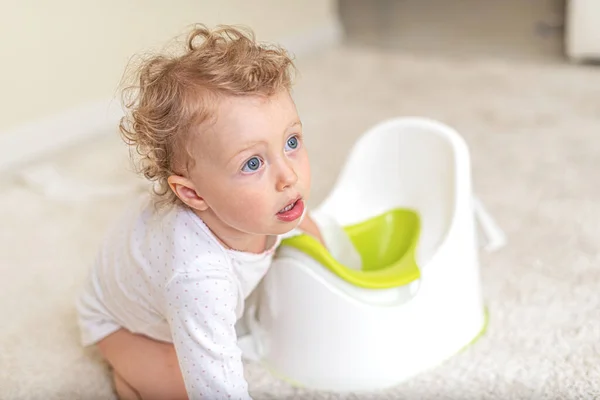 Child girl on the potty. — Stock Photo, Image