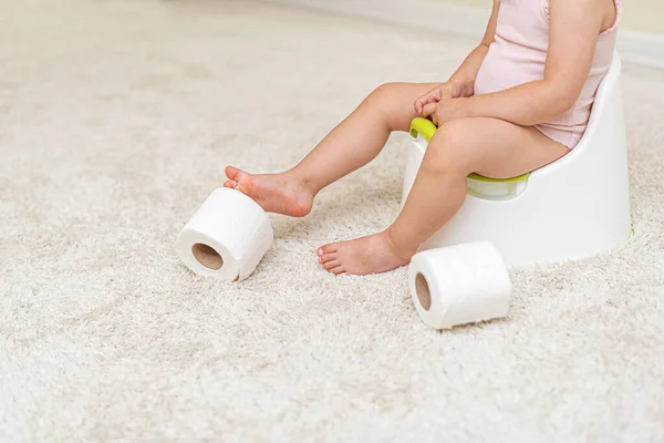 Child girl on the potty. — Stock Photo, Image