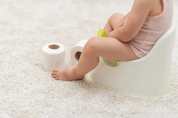 Child girl on the potty. — Stock Photo, Image