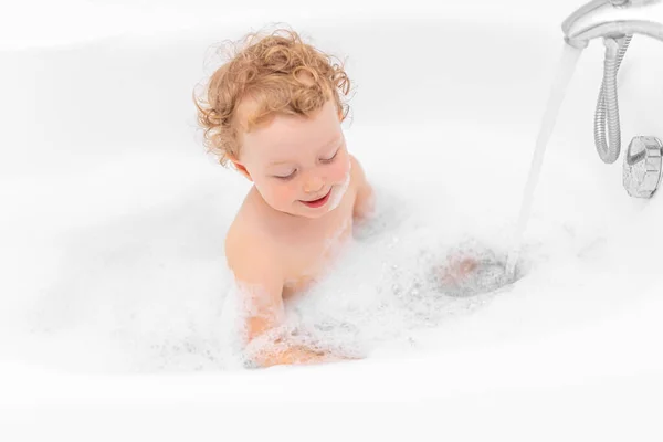 A child girl bathes in a bath. — Stock Photo, Image