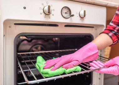 Mutfaktaki fırını temizliyorum..