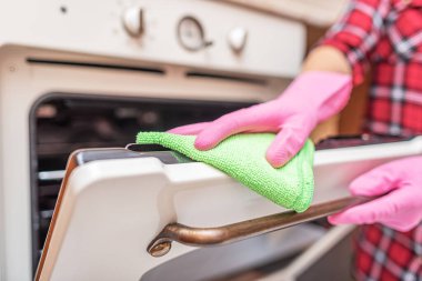 Mutfaktaki fırını temizliyorum..