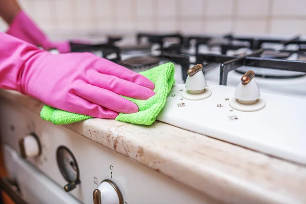 Limpeza do forno na cozinha. — Fotografia de Stock