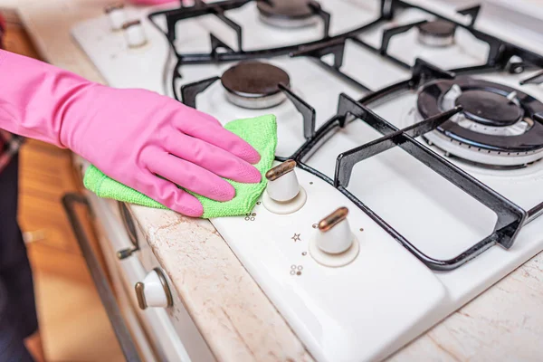 Städning av ugnen i köket. — Stockfoto