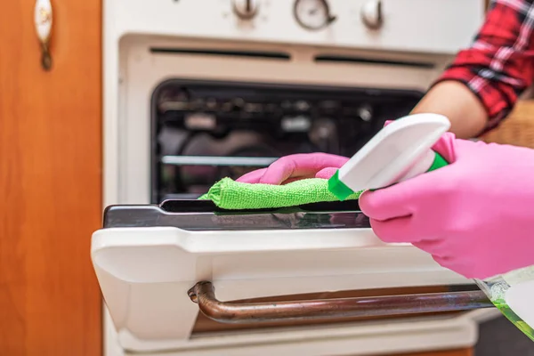 Limpeza do forno na cozinha. — Fotografia de Stock