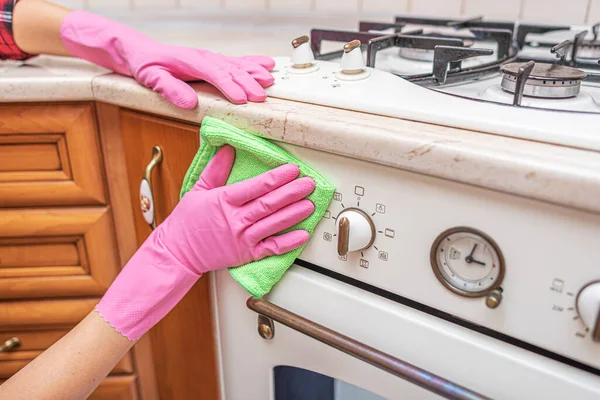 Cleaning the oven in the kitchen. — Stock Photo, Image