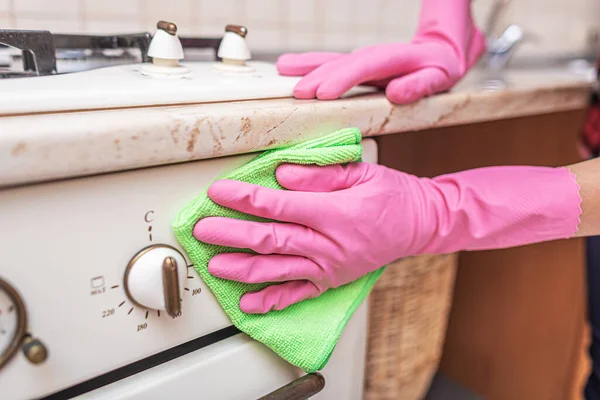 Cleaning the oven in the kitchen. — Stock Photo, Image