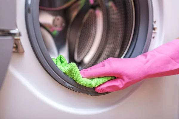 Mutfak ve banyo temizliği. Kadın çamaşır makinesini yıkıyor.. — Stok fotoğraf