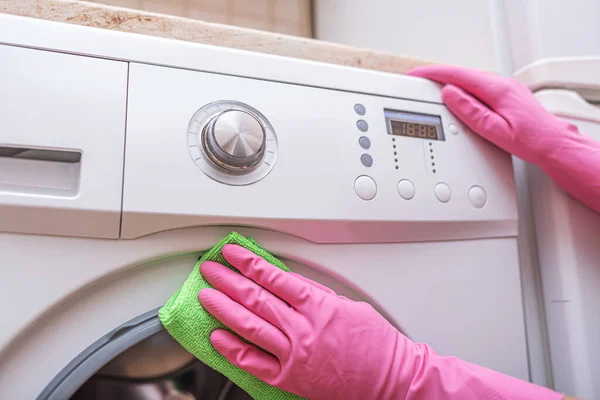 Limpieza de cocina y baño. La mujer lava la lavadora. — Foto de Stock