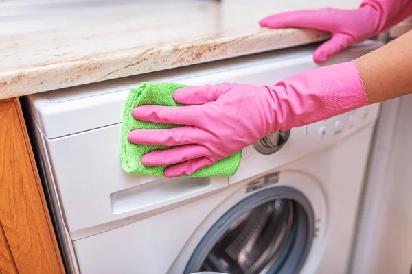Limpeza de cozinha e banheiro. A mulher lava a máquina de lavar roupa. — Fotografia de Stock