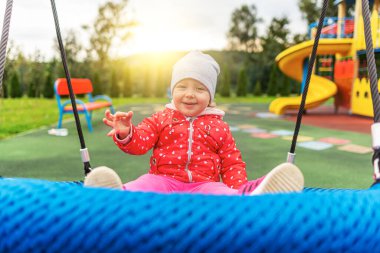 Sonbaharda sallanan kız çocuğu.