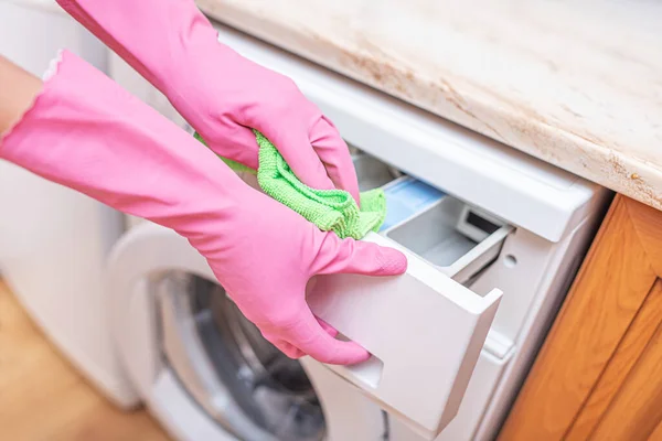 Kök och badrumsstädning. Kvinnan tvättar tvättmaskinen. — Stockfoto