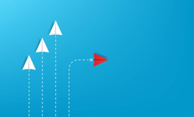 Kırmızı kağıt uçak beyaz kağıtlarla çizgiyi aştı yeni bir yol, yeni fikir ve yenilik kavramı, öne çıkmak için cesaret ve benzersiz