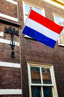 Kral'ın gün boyunca bir binasında Hollanda bayrağı.