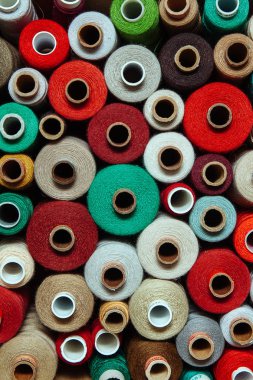 Farklı renklerde iplikler. Dikiş ve dikiş işleri için birçok iplik renk ve boyut olarak farklıdır. Tartışmaların rengarenk paleti.