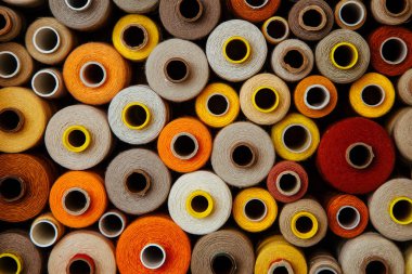 Farklı renklerde iplikler. Dikiş ve dikiş işleri için birçok iplik renk ve boyut olarak farklıdır. Tartışmaların rengarenk paleti.