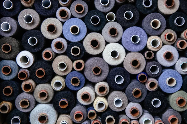 Farklı renklerde iplikler. Dikiş ve dikiş işleri için birçok iplik renk ve boyut olarak farklıdır. Tartışmaların rengarenk paleti.