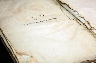 Siyah arka plan üzerine izole eski kitap kapağı, vintage doku. Eski Yahudi Talmud Yidiş dilinde.