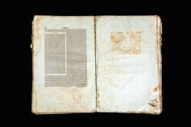 Siyah arka plan üzerine izole eski kitap kapağı, vintage doku. Eski Yahudi Talmud Yidiş dilinde.