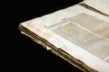 Siyah arka plan üzerine izole eski kitap kapağı, vintage doku. Eski Yahudi Talmud Yidiş dilinde.