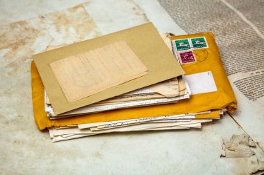 Siyah arka plan üzerine izole eski kitap kapağı, vintage doku. Eski mektup ve zarf üzerinde açık bir eski kitap yalan.