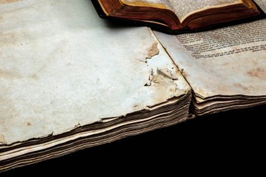 Siyah arka plan üzerine izole eski kitap kapağı, vintage doku. Eski Yahudi Talmud Yidiş dilinde İncil ile.
