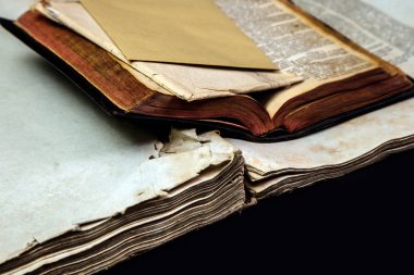 Siyah arka plan üzerine izole eski kitap kapağı, vintage doku. Eski Yahudi Talmud Yidiş dilinde İncil ile.