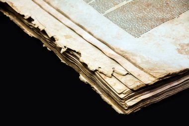 Siyah arka plan üzerine izole eski kitap kapağı, vintage doku. Eski Yahudi Talmud Yidiş dilinde.