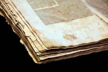 Siyah arka plan üzerine izole eski kitap kapağı, vintage doku. Eski Yahudi Talmud Yidiş dilinde.