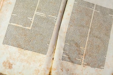 Siyah arka plan üzerine izole eski kitap kapağı, vintage doku. Eski Yahudi Talmud Yidiş dilinde.