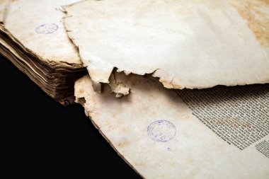 Siyah arka plan üzerine izole eski kitap kapağı, vintage doku. Eski Yahudi Talmud Yidiş dilinde.